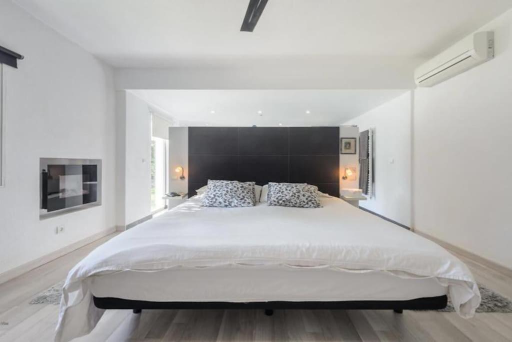 Stylish Ibiza Villa Near Beaches Private Pool & Lush Garden *