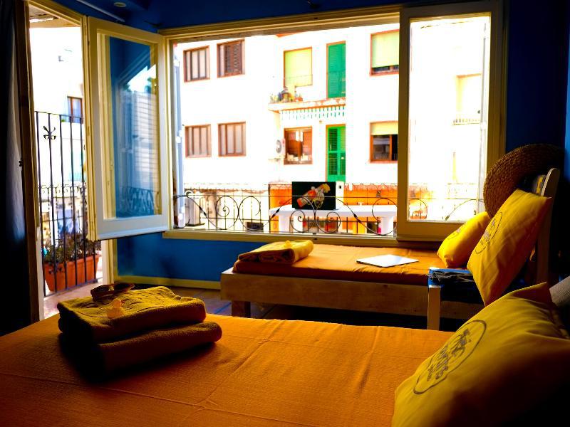 Ten Hostel *