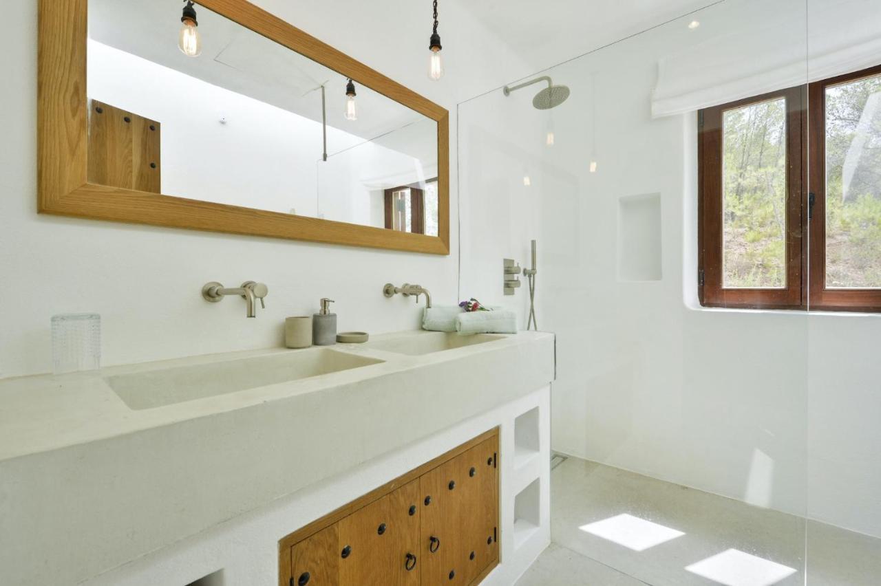 Blakstad: Tranquil Ibiza Retreat Near San Rafael Villa