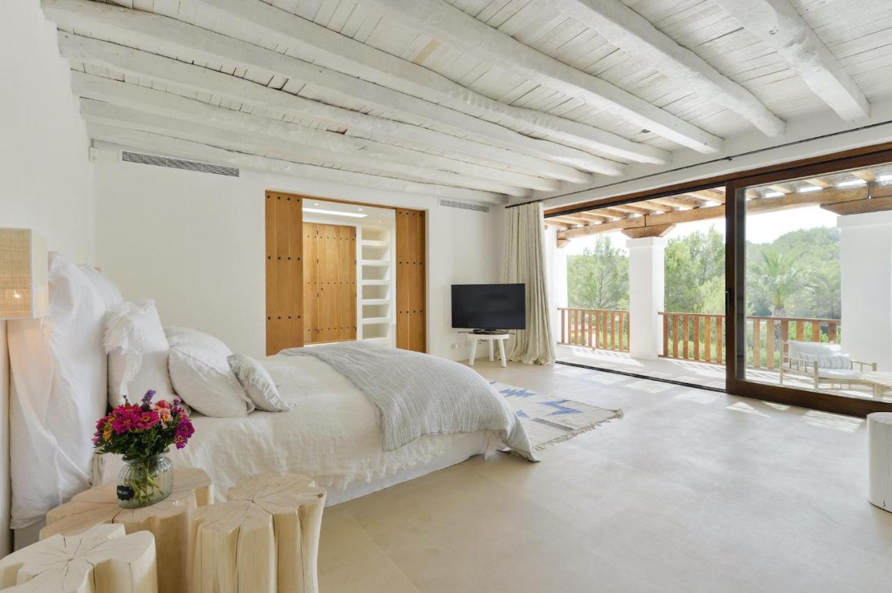 Blakstad: Tranquil Ibiza Retreat Near San Rafael Villa *