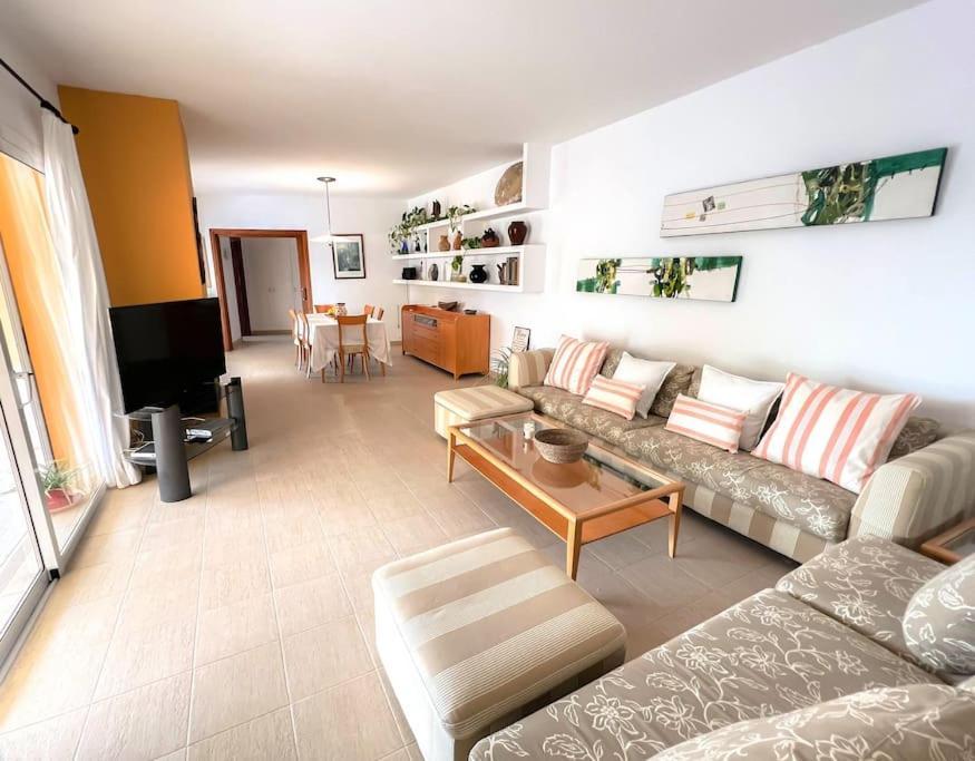 Bonita Casa Con Piscina Privada Y Amplio Jardin Pousada