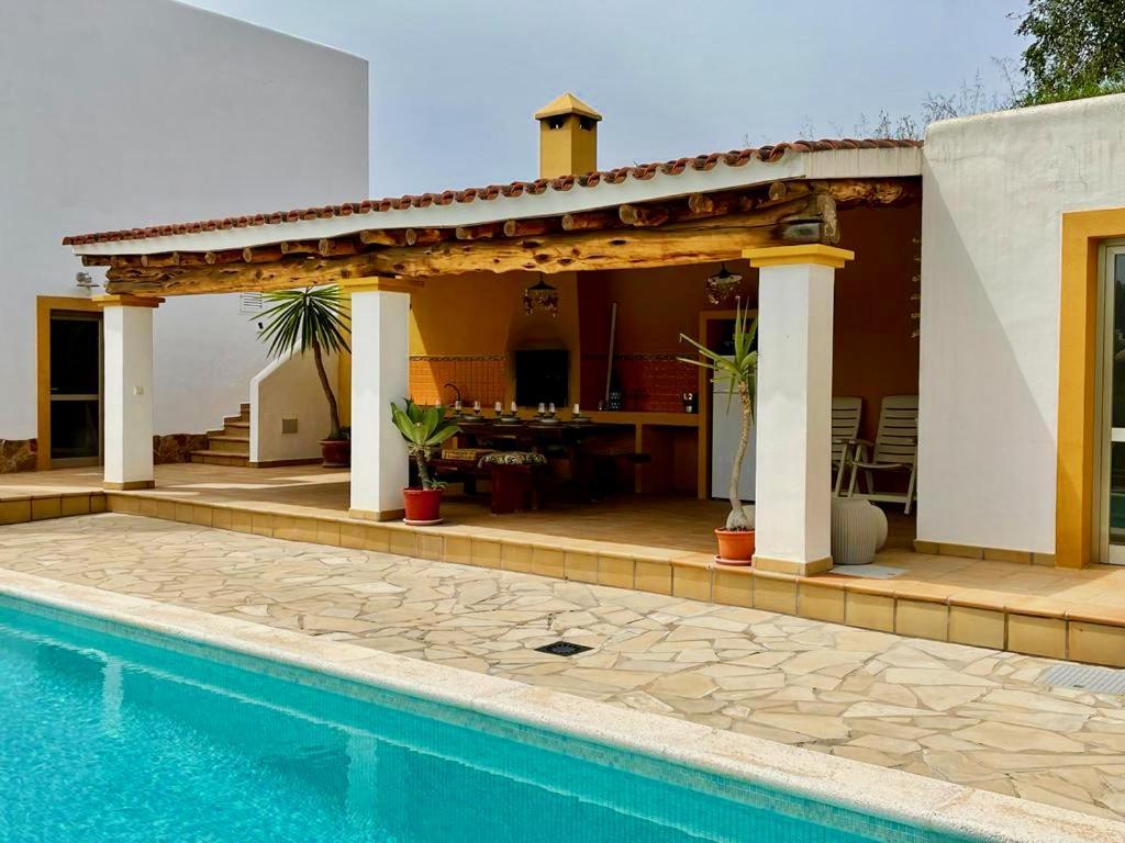 Villa Linda, Ruime Prive-villa Met Zwembad Met Prachtige Tuin *