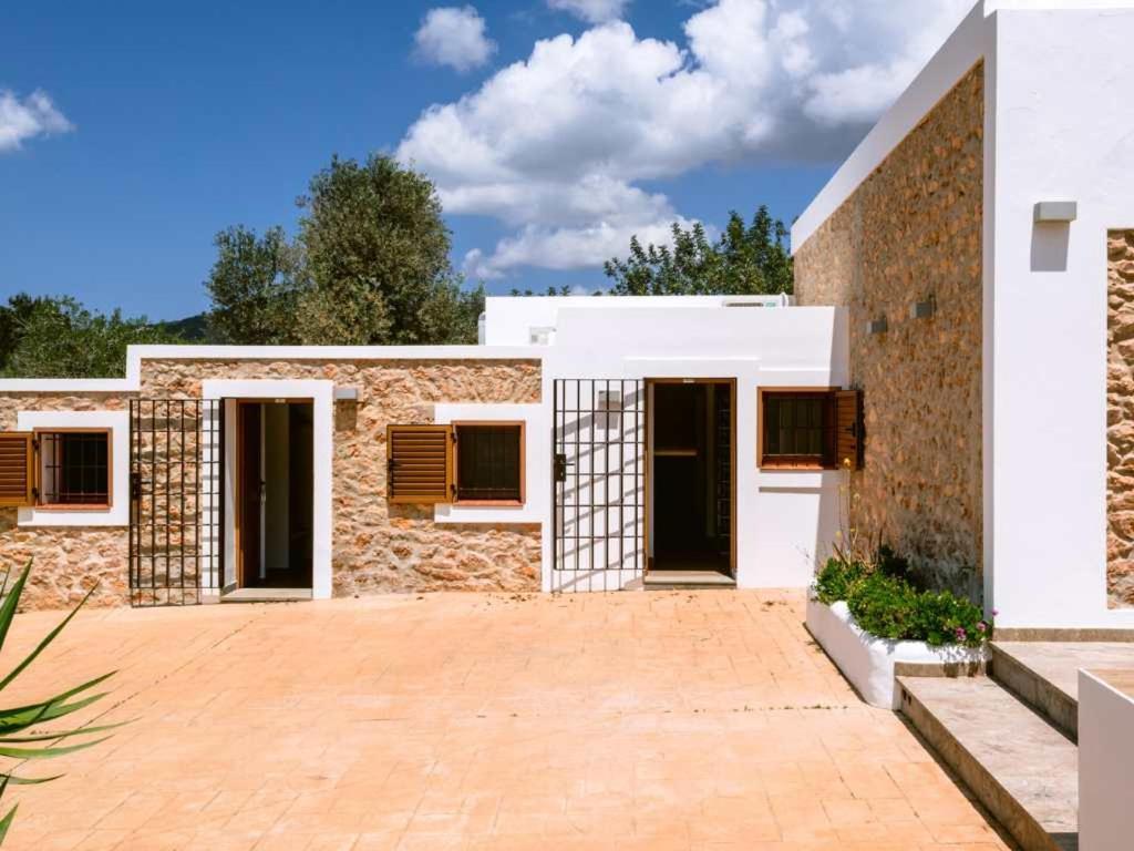 Pep Luis Pep Mortera Is Located In The Beautiful Countryside Near To Playa Den Bossa Villa *