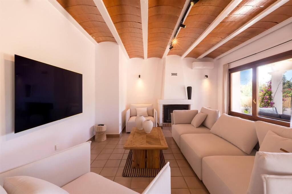 4 Palms Only 5 Minutes From Ibiza Villa