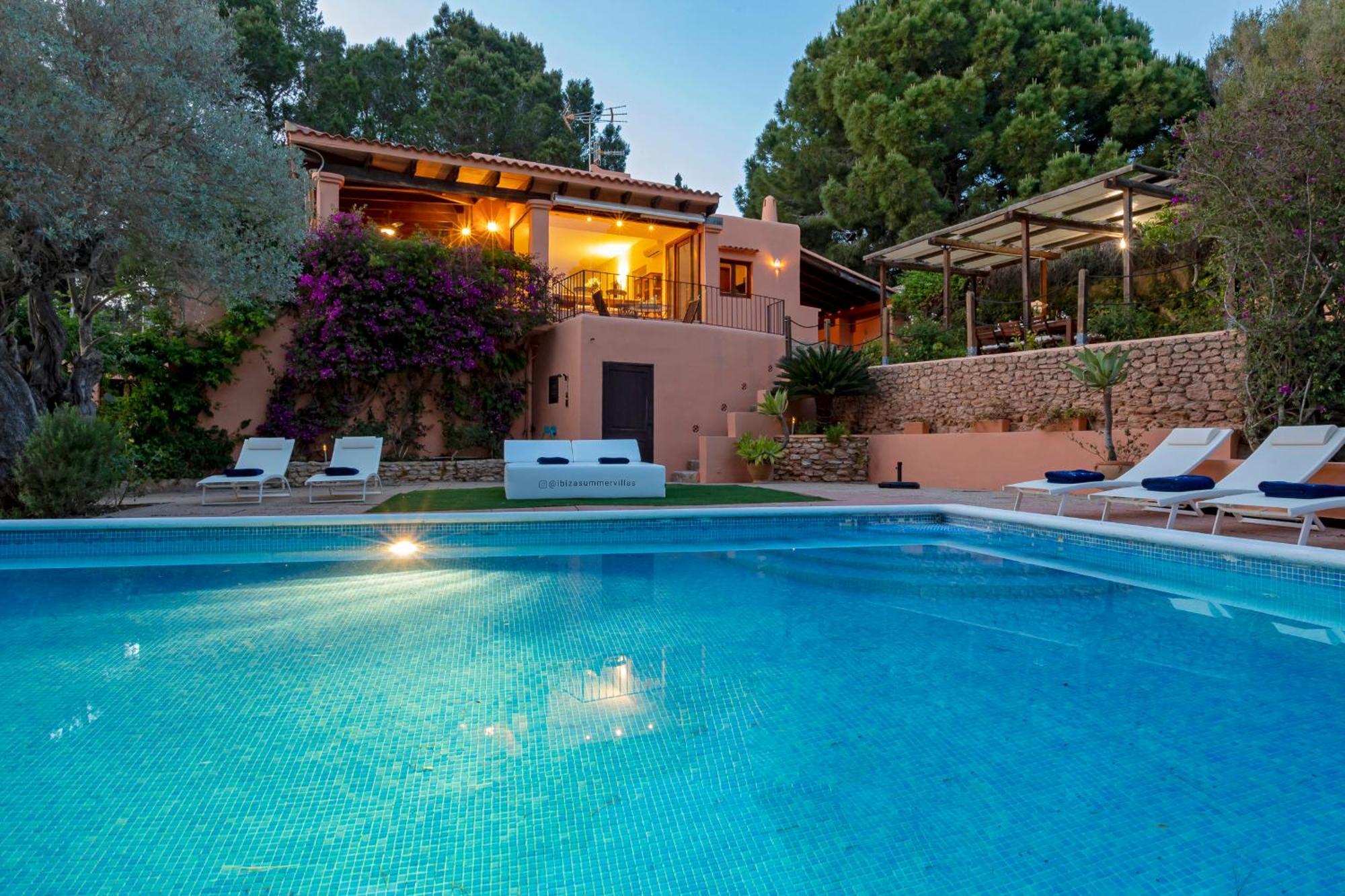 In San Rafael Sleeps 12 *