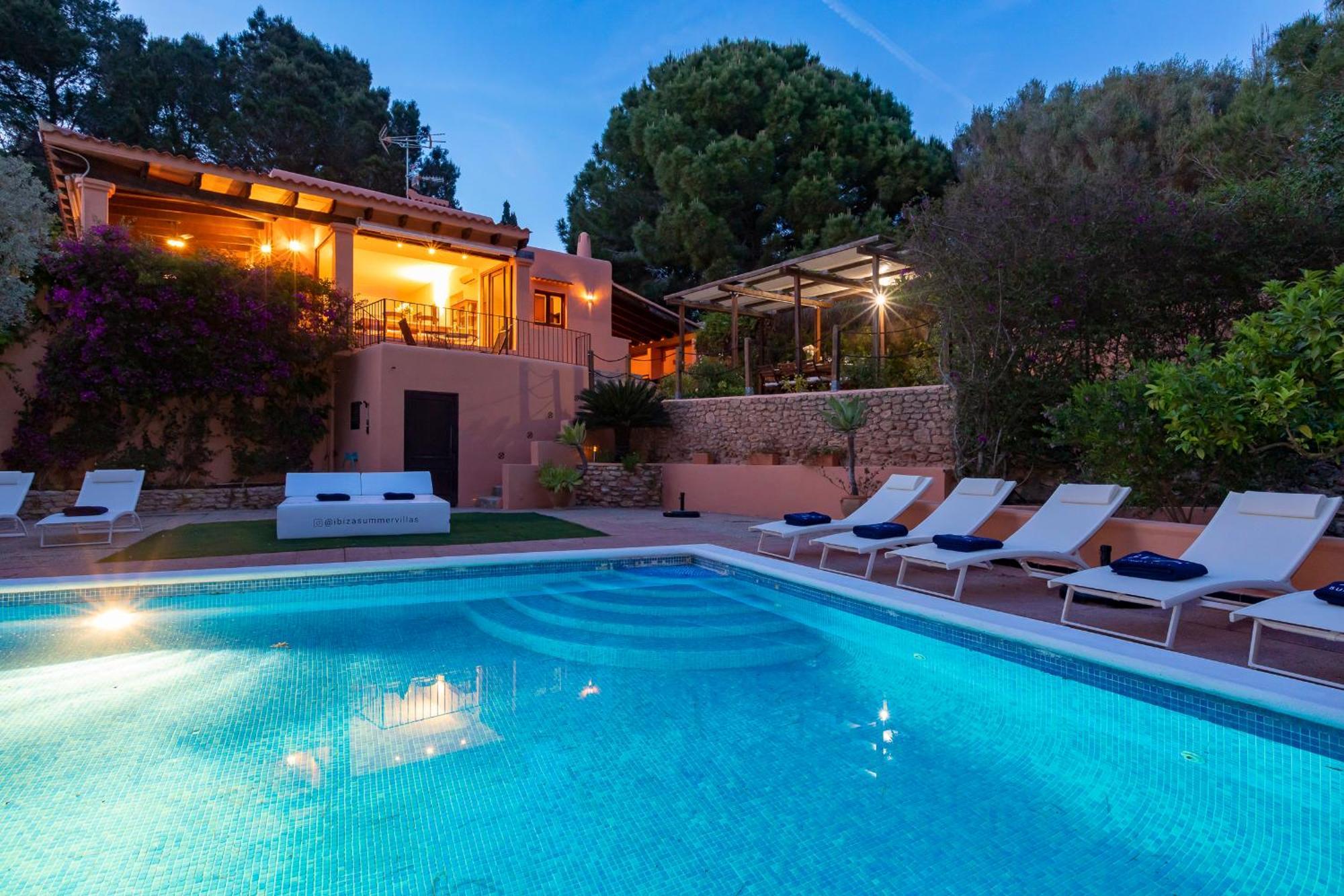 In San Rafael Sleeps 12 *