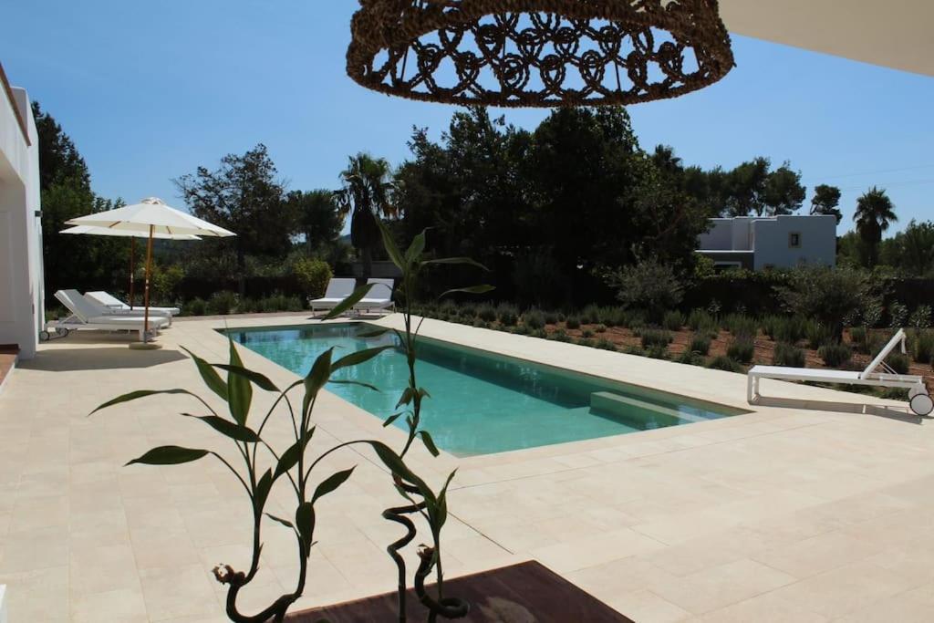 Casa Serena Con Piscina Y Jardin