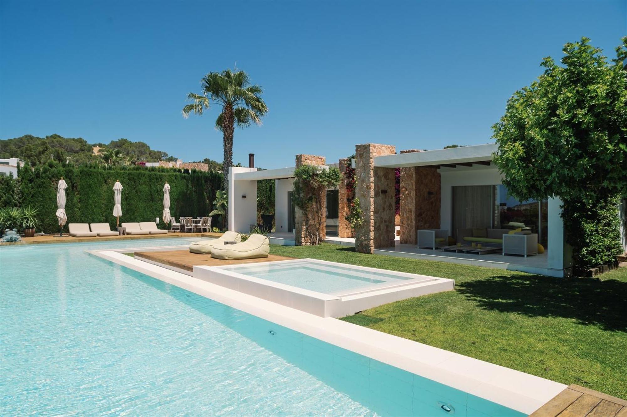Sophie - Luxury Style & Sunset View Villa