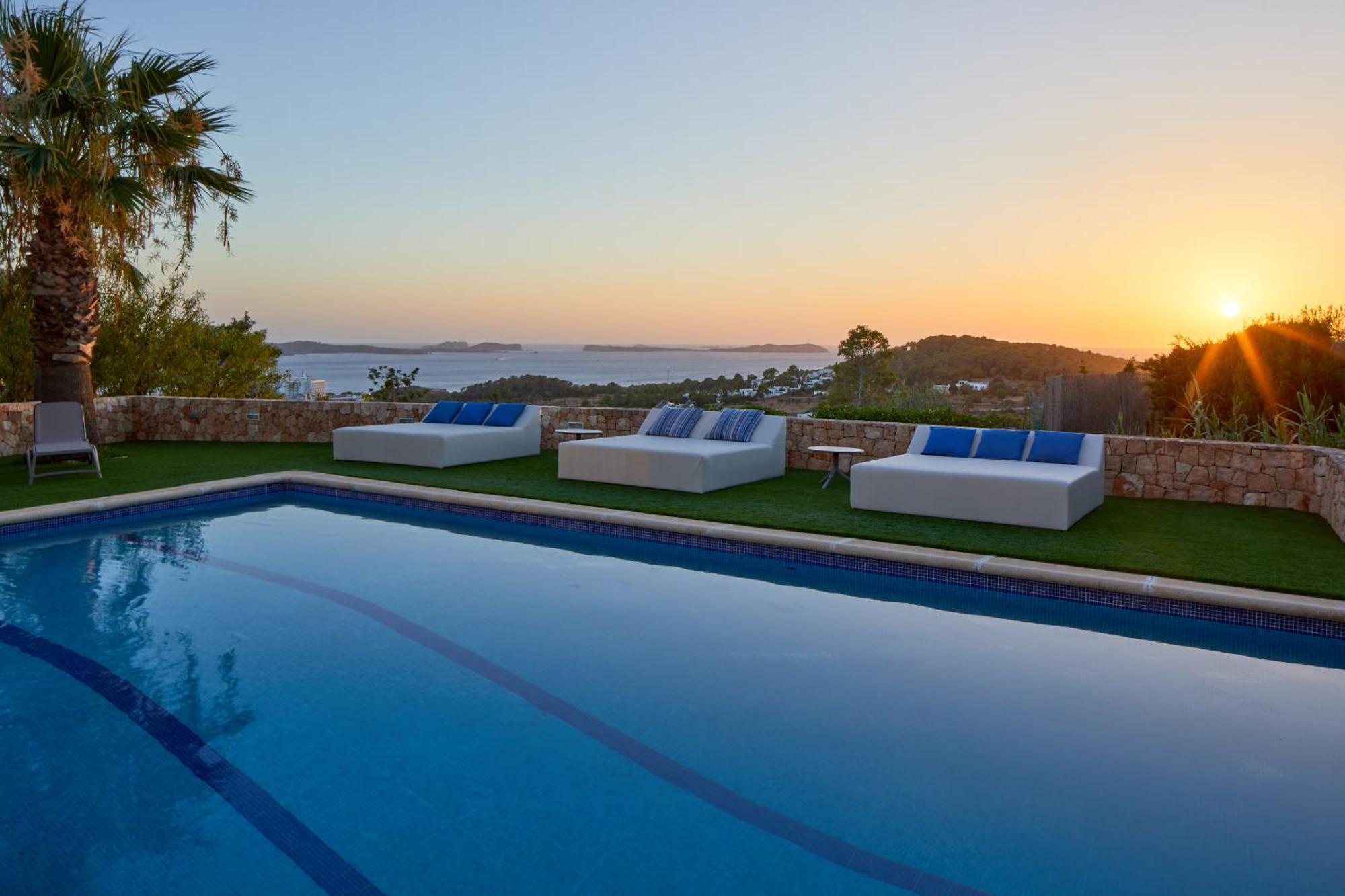 Villa Joan I - Fantastic Sunset Views And Family Friendly -