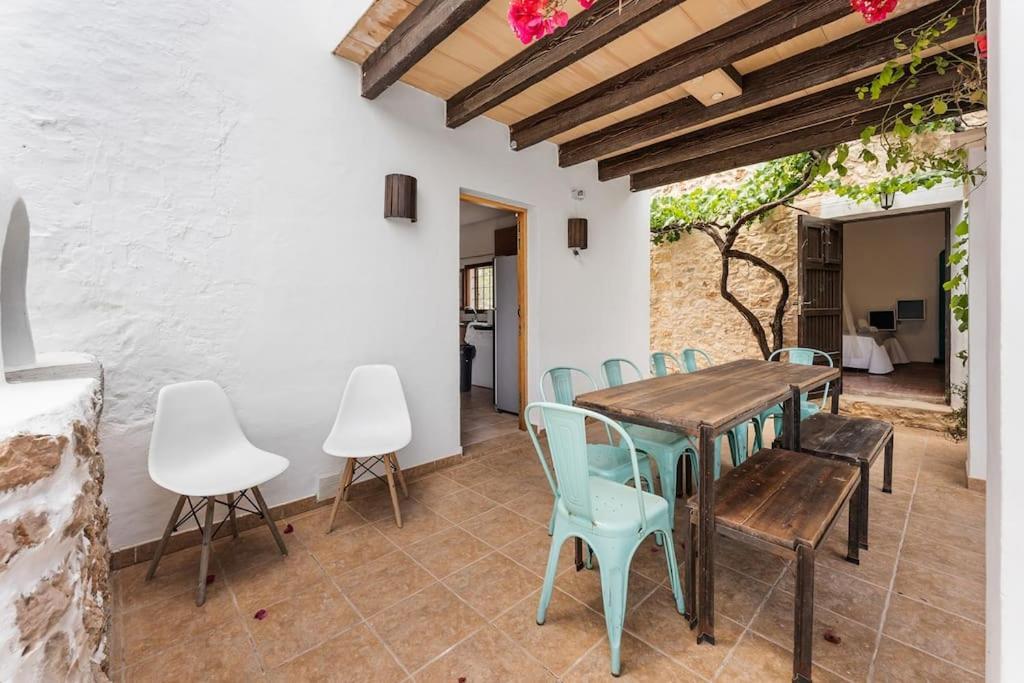 8 Guests Large Near Bossa Beaches & Airport Villa