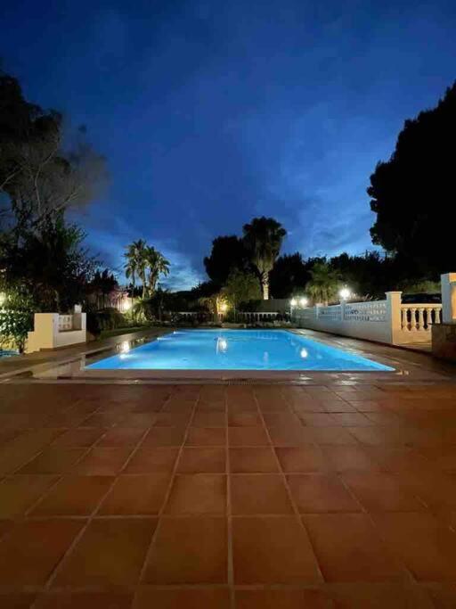 Con Piscina Gigante Villa