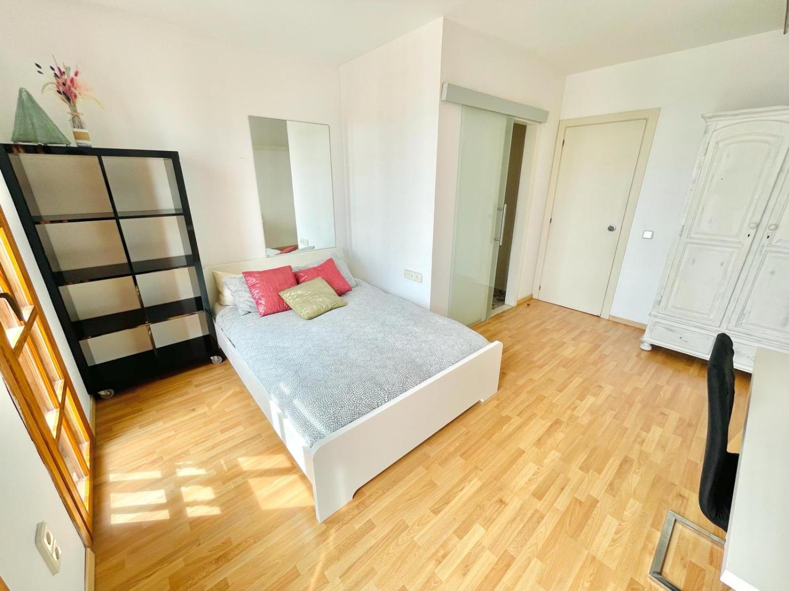 Ensuite Double With Sea View In A Shared In The Centre Of Santa Eularia - Close To The Beach Homestay *