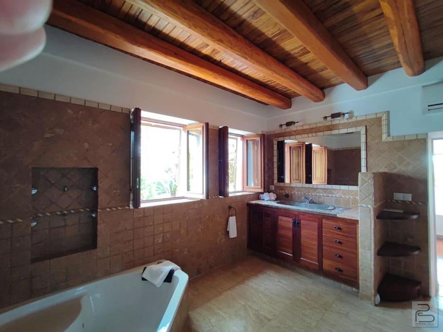Сasa de vacaciones Casa Bet Con Piscina Y Jardin.