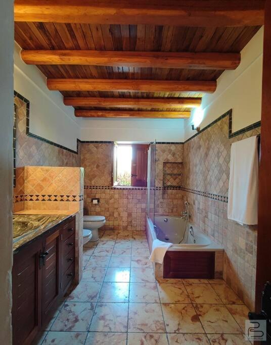 Casa Bet Con Piscina Y Jardin. *