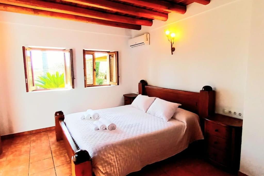 Casa Bet Con Piscina Y Jardin. Сasa de vacaciones *