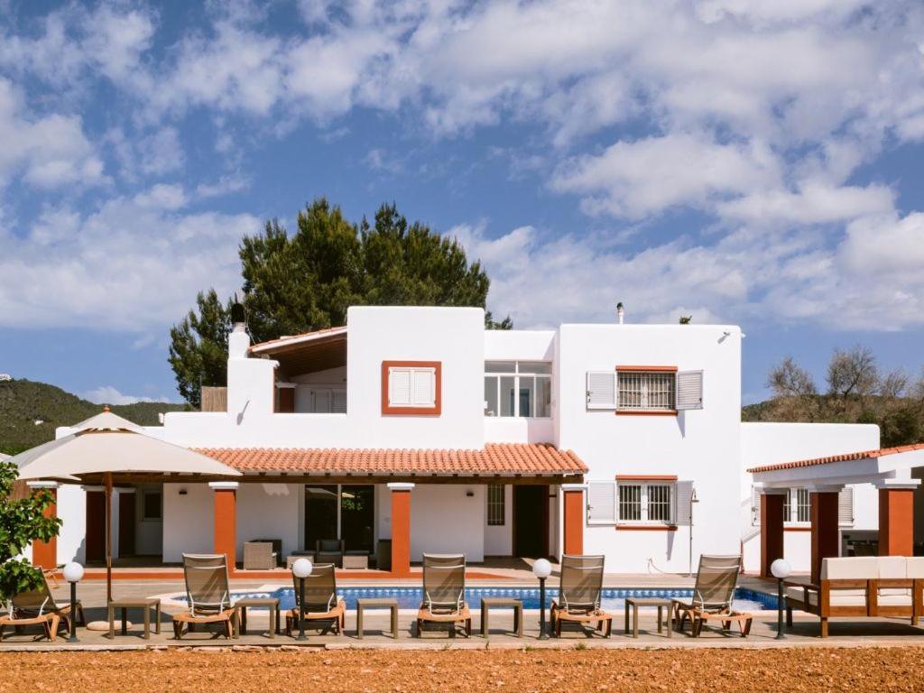Villa Km2 Lovely Located Just Outside Of Sa Carroca A 5 Minute Drive From Playa Den Bossa