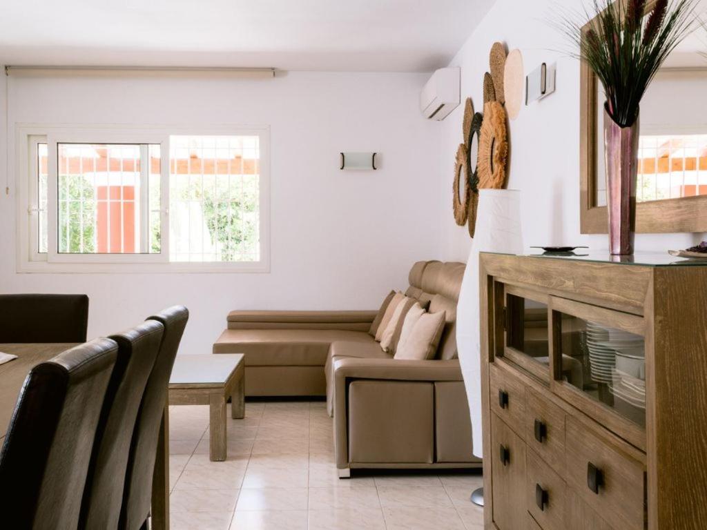 Villa Km2 Lovely Located Just Outside Of Sa Carroca A 5 Minute Drive From Playa Den Bossa *