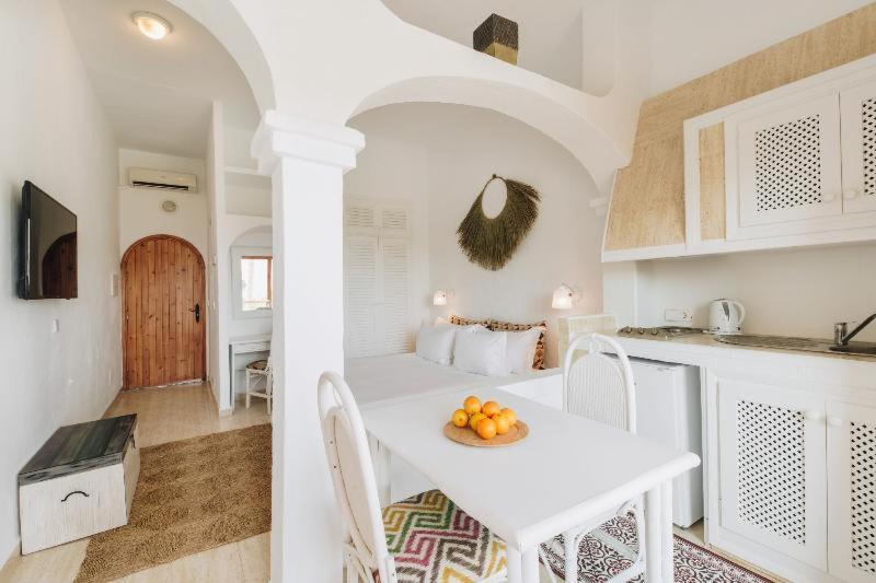 Petunia Ibiza, A Beaumier (adults Only)