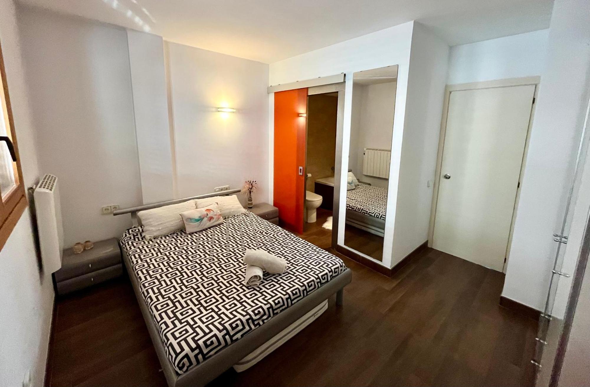 Gasthof Lovely Ensuite Double In Shared In The Centre Of Santa Eularia - Close To The Beach, Shops, Bars And Restaurants