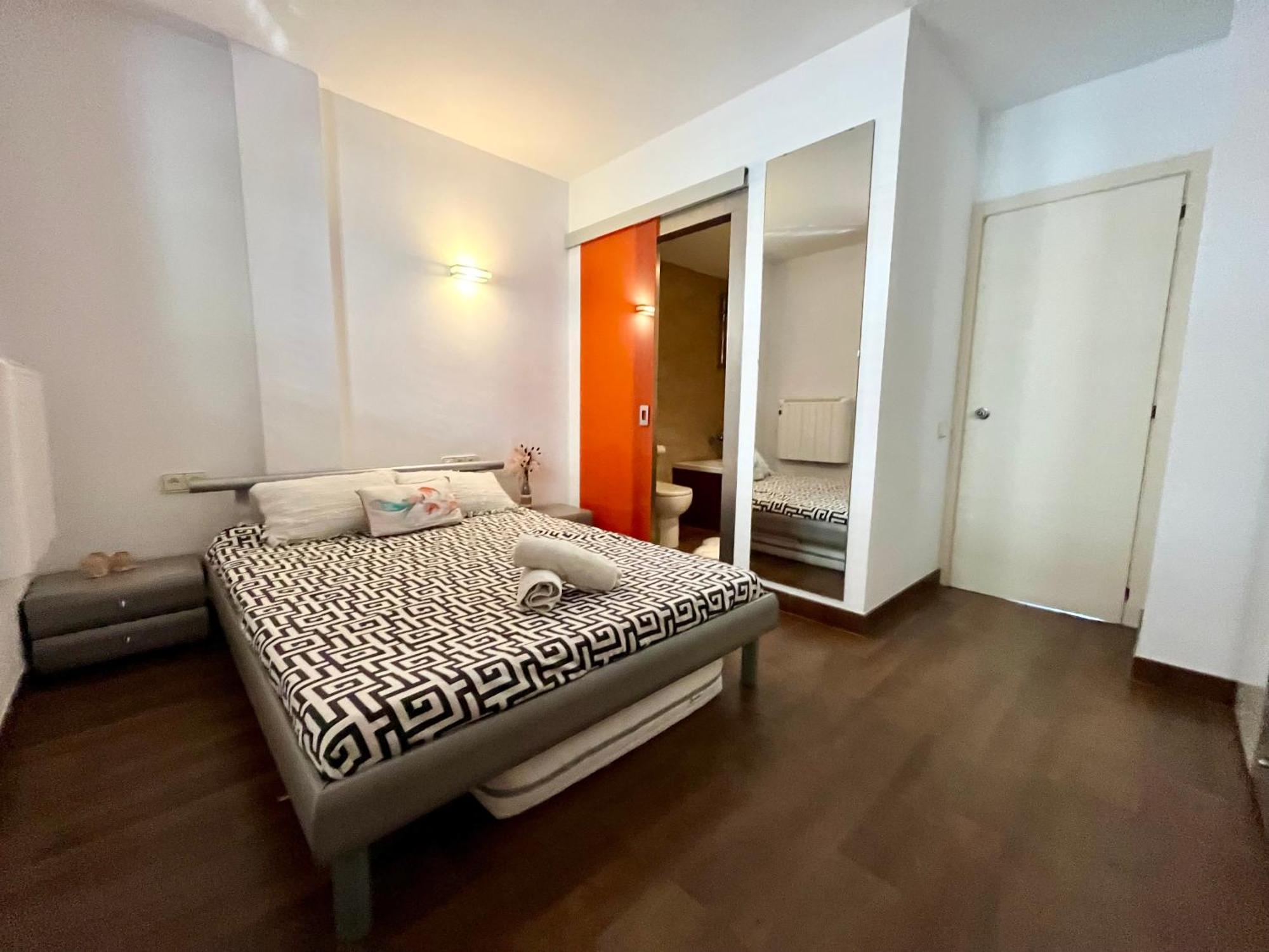 Gasthof Lovely Ensuite Double In Shared In The Centre Of Santa Eularia - Close To The Beach, Shops, Bars And Restaurants