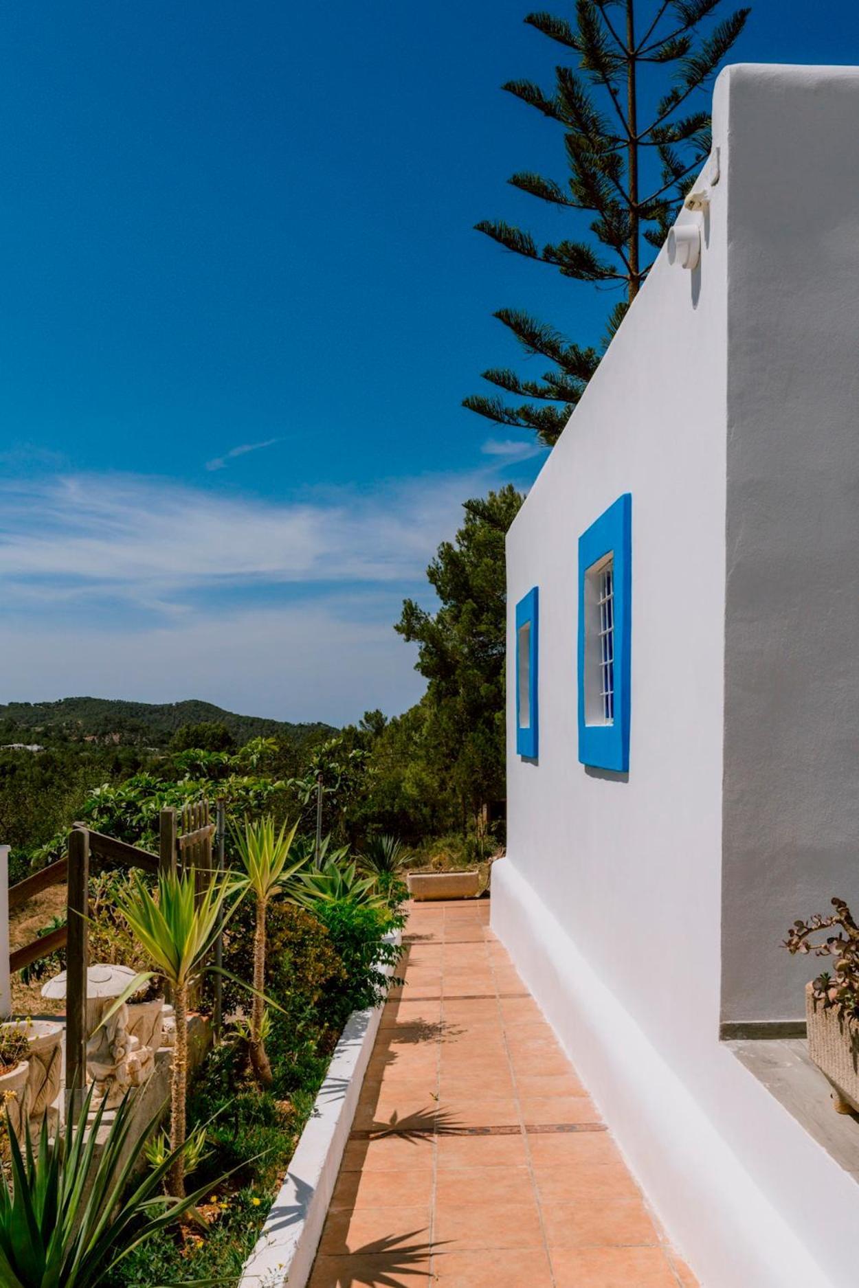 Villa Alexa Charming Is Just A 10 Min Drive To Either Playa Den Bossa Or San Antonio