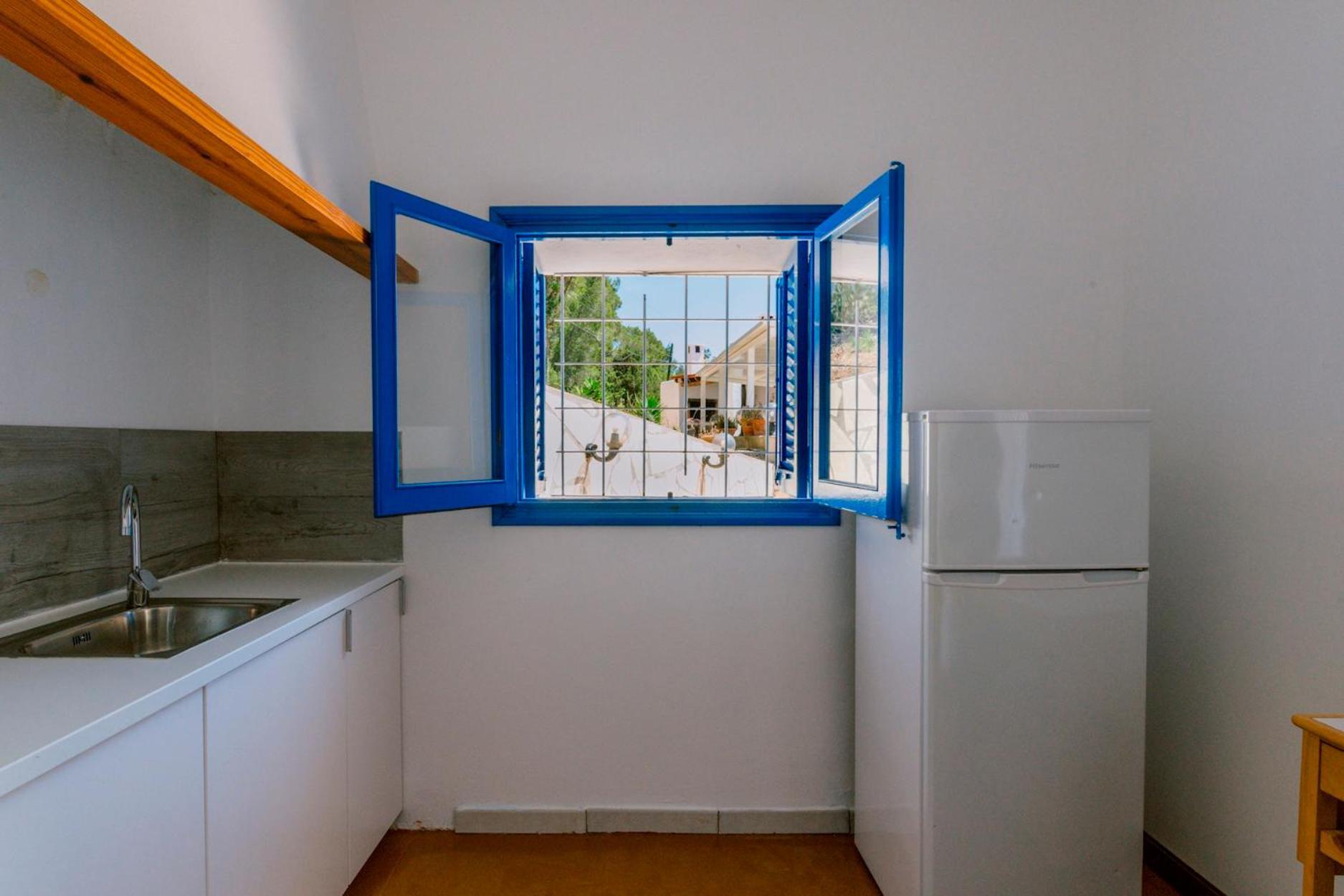 Alexa Charming Is Just A 10 Min Drive To Either Playa Den Bossa Or San Antonio *