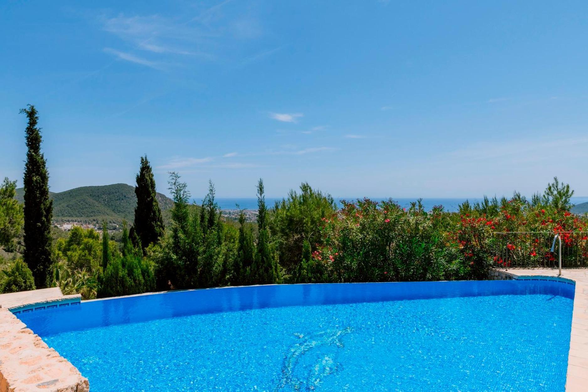 Bellavista Has Stunning Views And A Private Infinity Pool Villa *