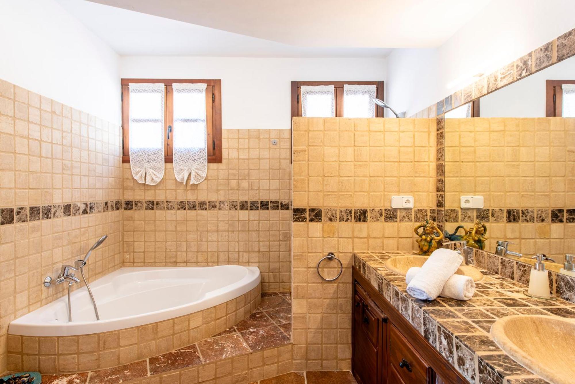 Villa - Sleeps 14 - Pool - Garden - Sea View