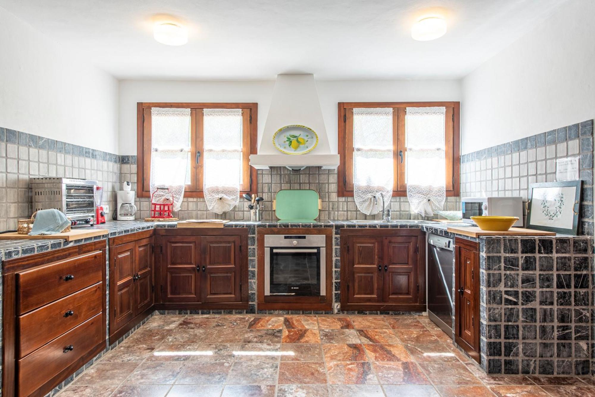 - Sleeps 14 - Pool - Garden - Sea View