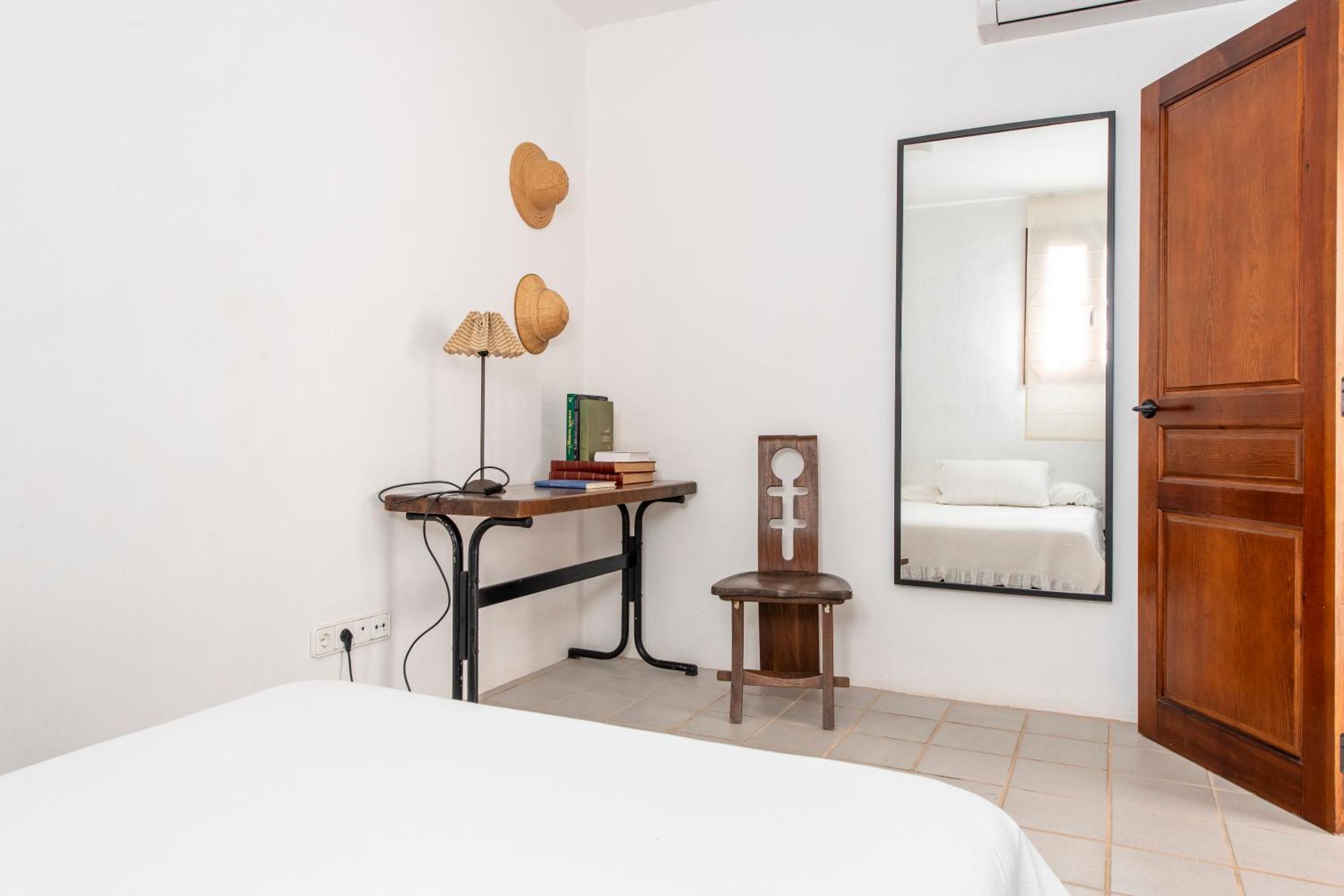 - Sleeps 14 - Pool - Garden - Sea View