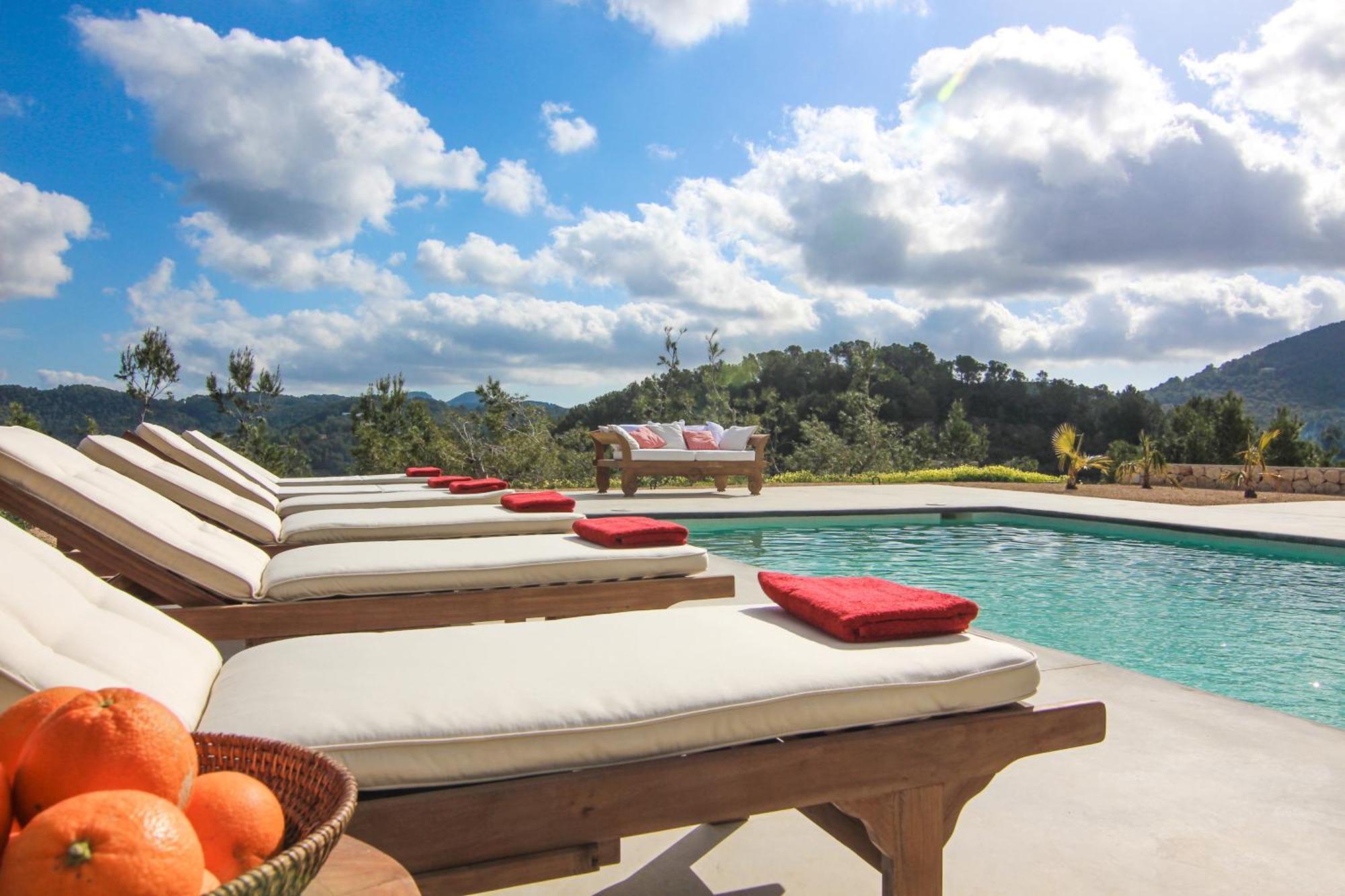 - Sleeps 14 - Pool - Garden - Sea View *