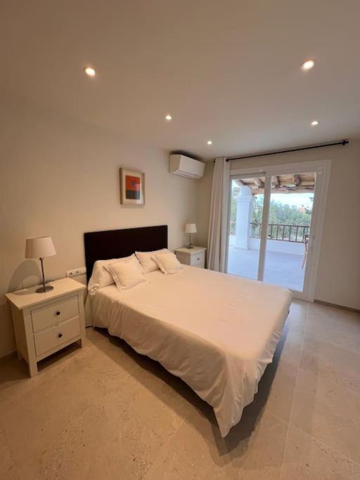 Villa En Zona Playa D'en Bossa Con Gran Piscina