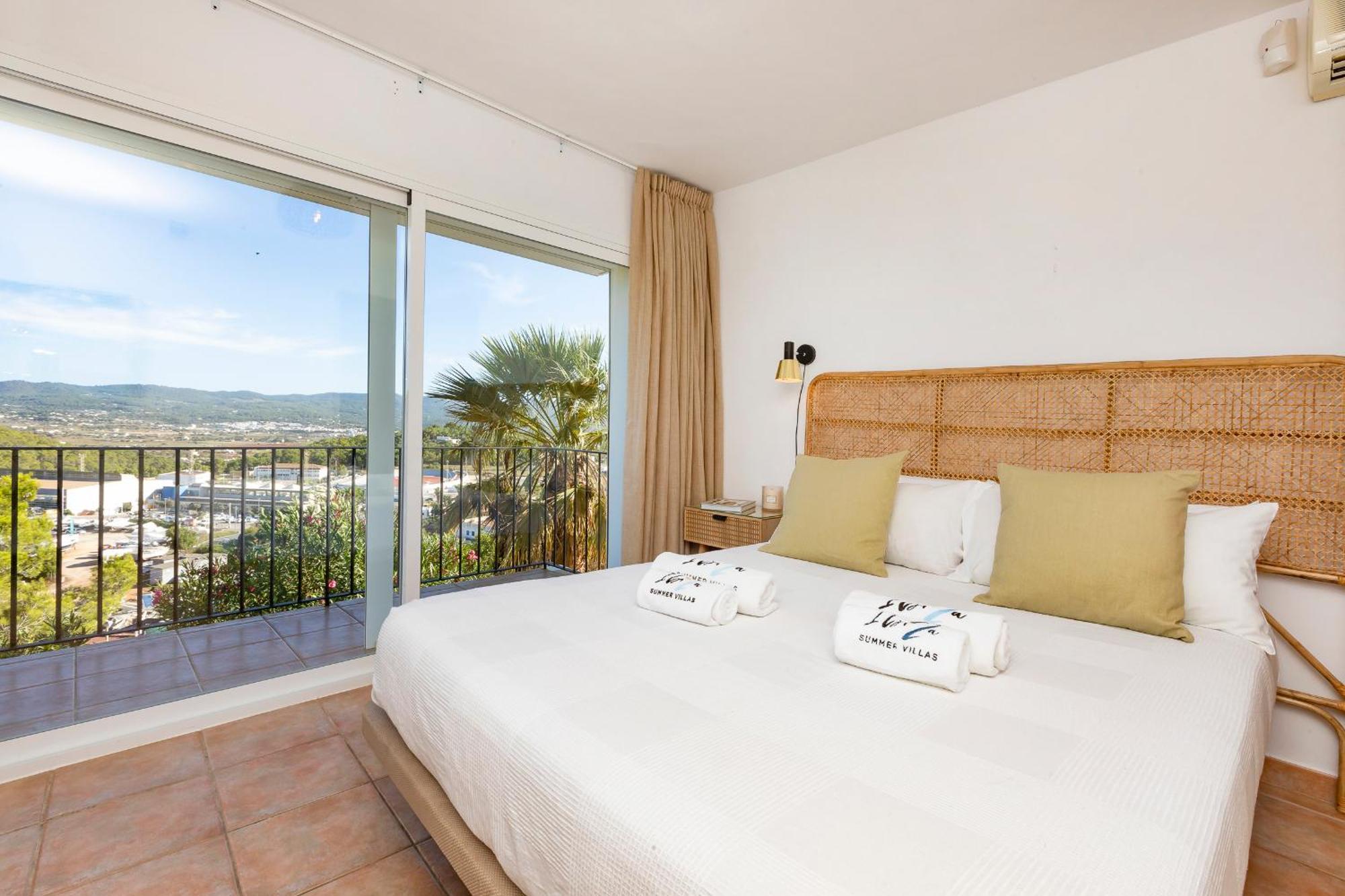 Villa Near San Antonio Sleeps 11 *
