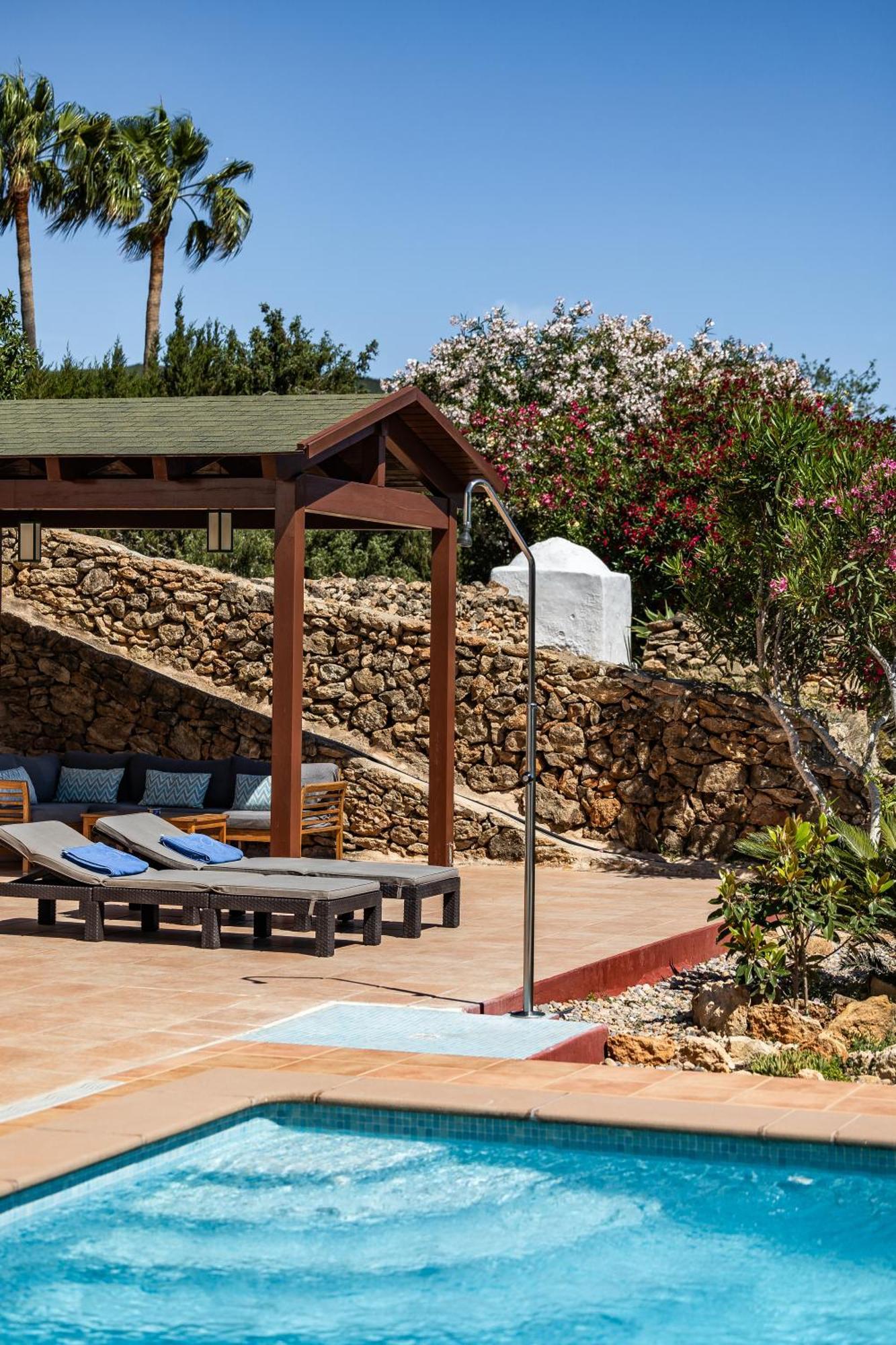 Charming With Pool, Toni Mateu. Villa