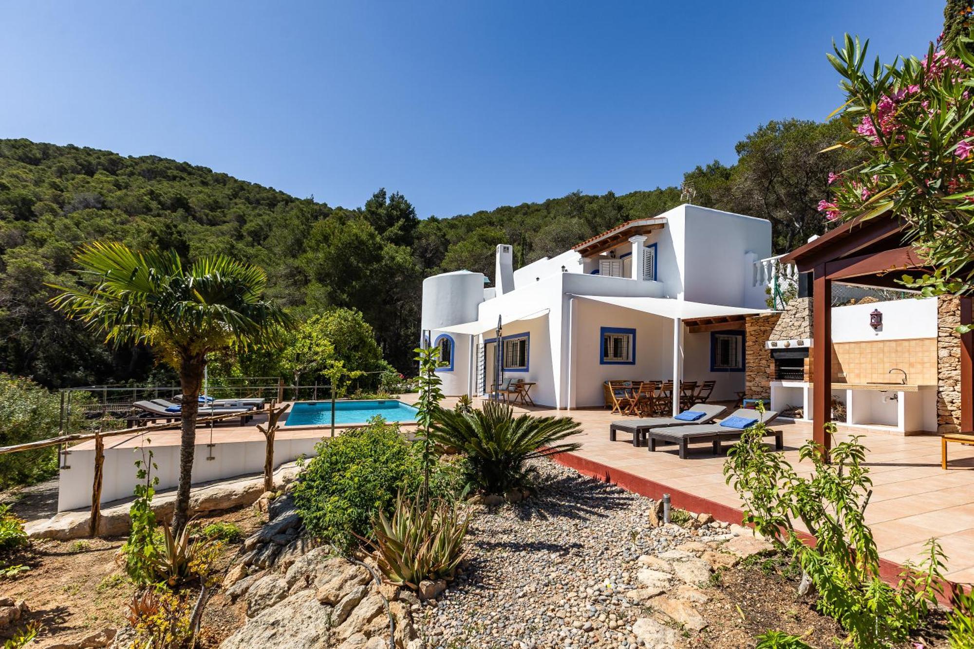 Charming With Pool, Toni Mateu.