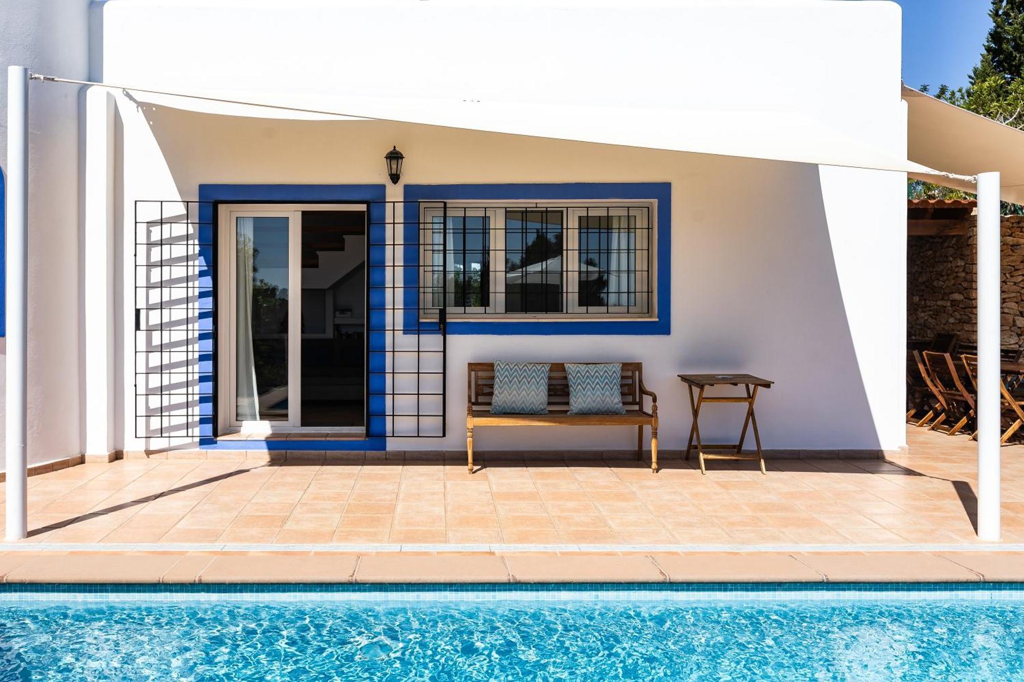Charming With Pool, Toni Mateu.