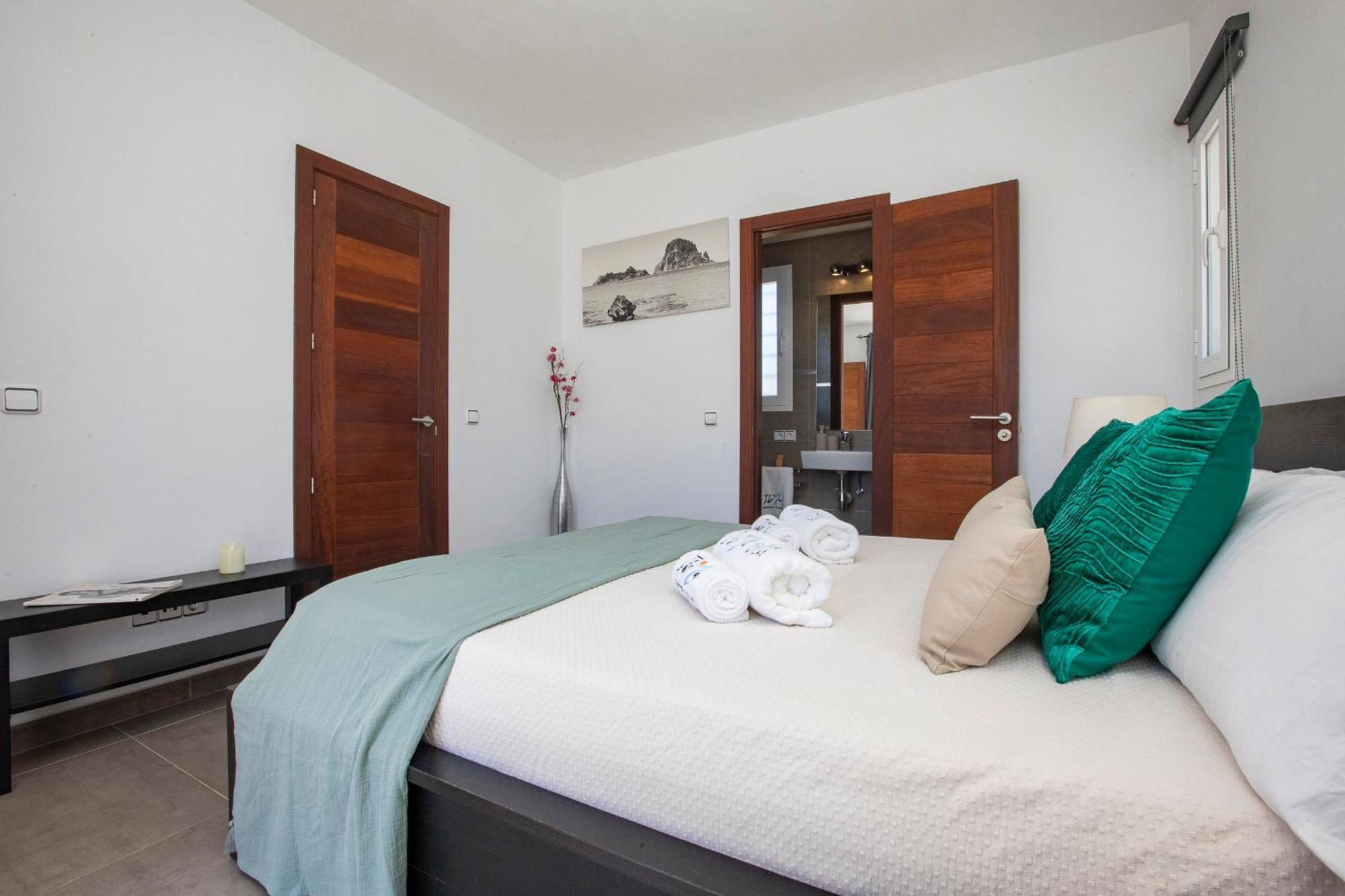 Near San Antonio Sleeps 10 *