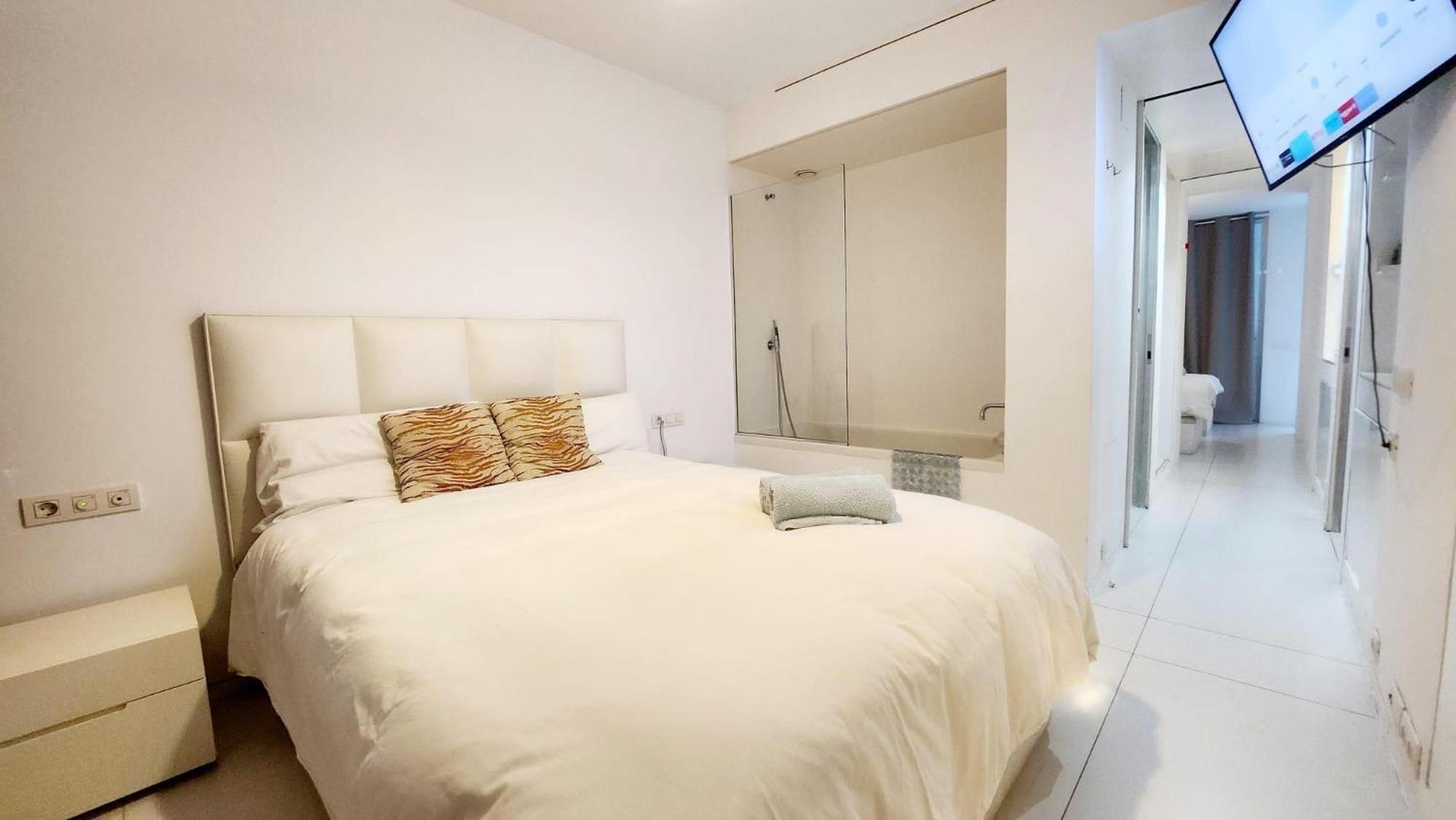 Ibiza - - Sleeps 4 - Parking - Pool Apartamento *