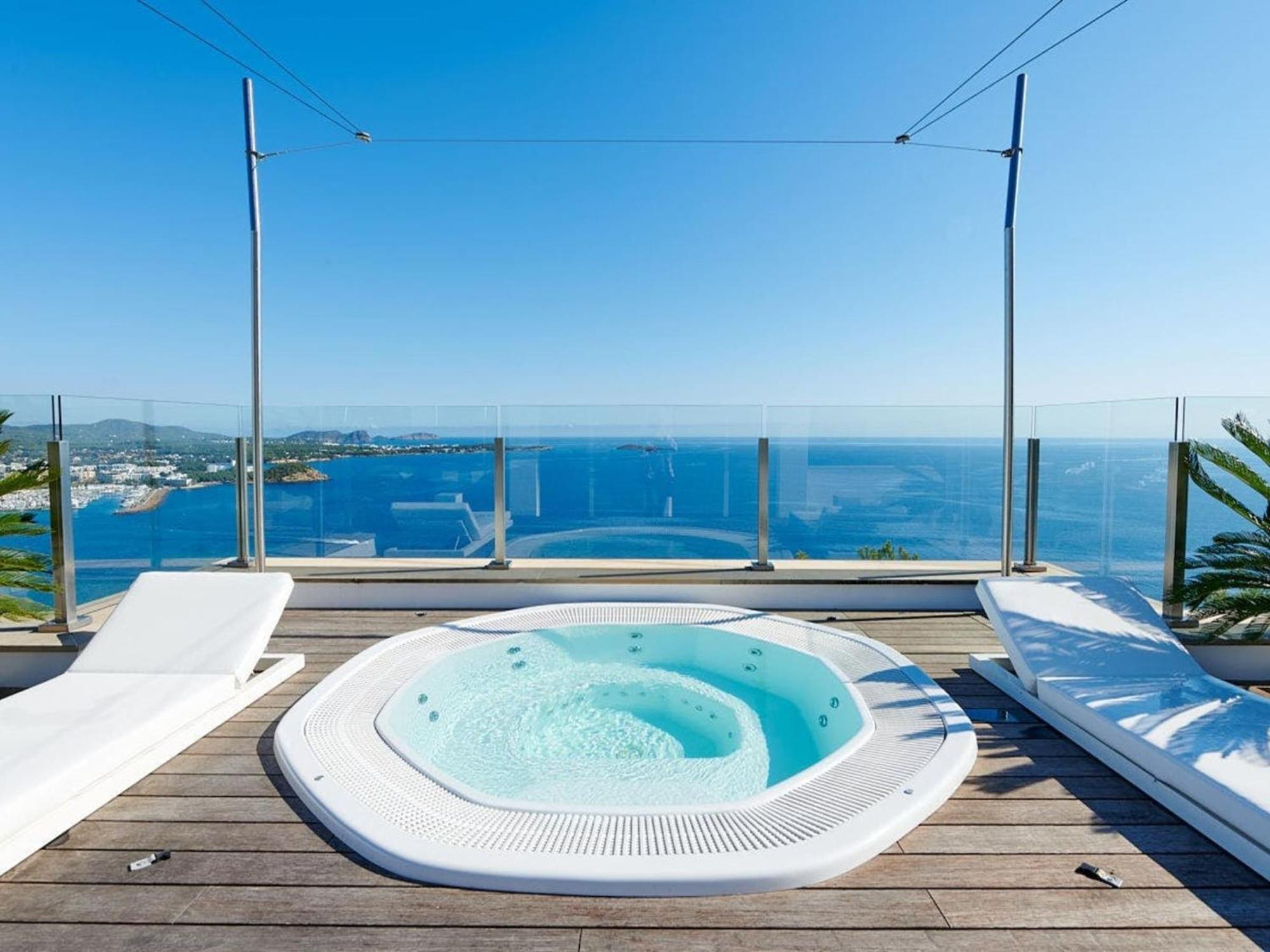 In Ibiza With Infinity Pool And Sea Views *