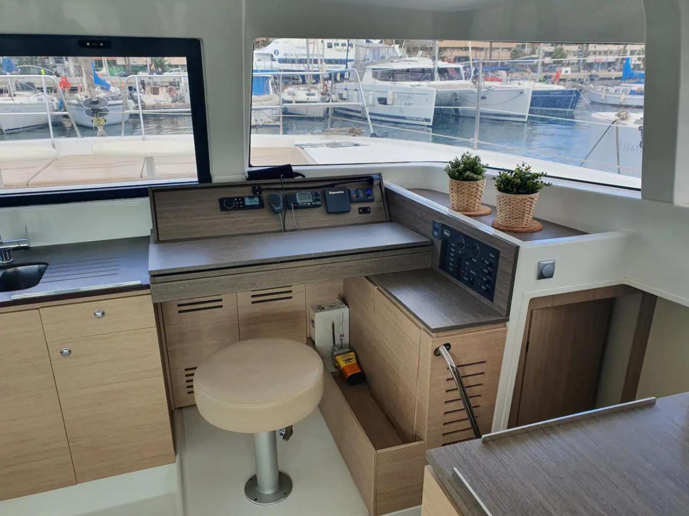 Botel Centro Catamaranes Y Velero Ibiza-Stadt