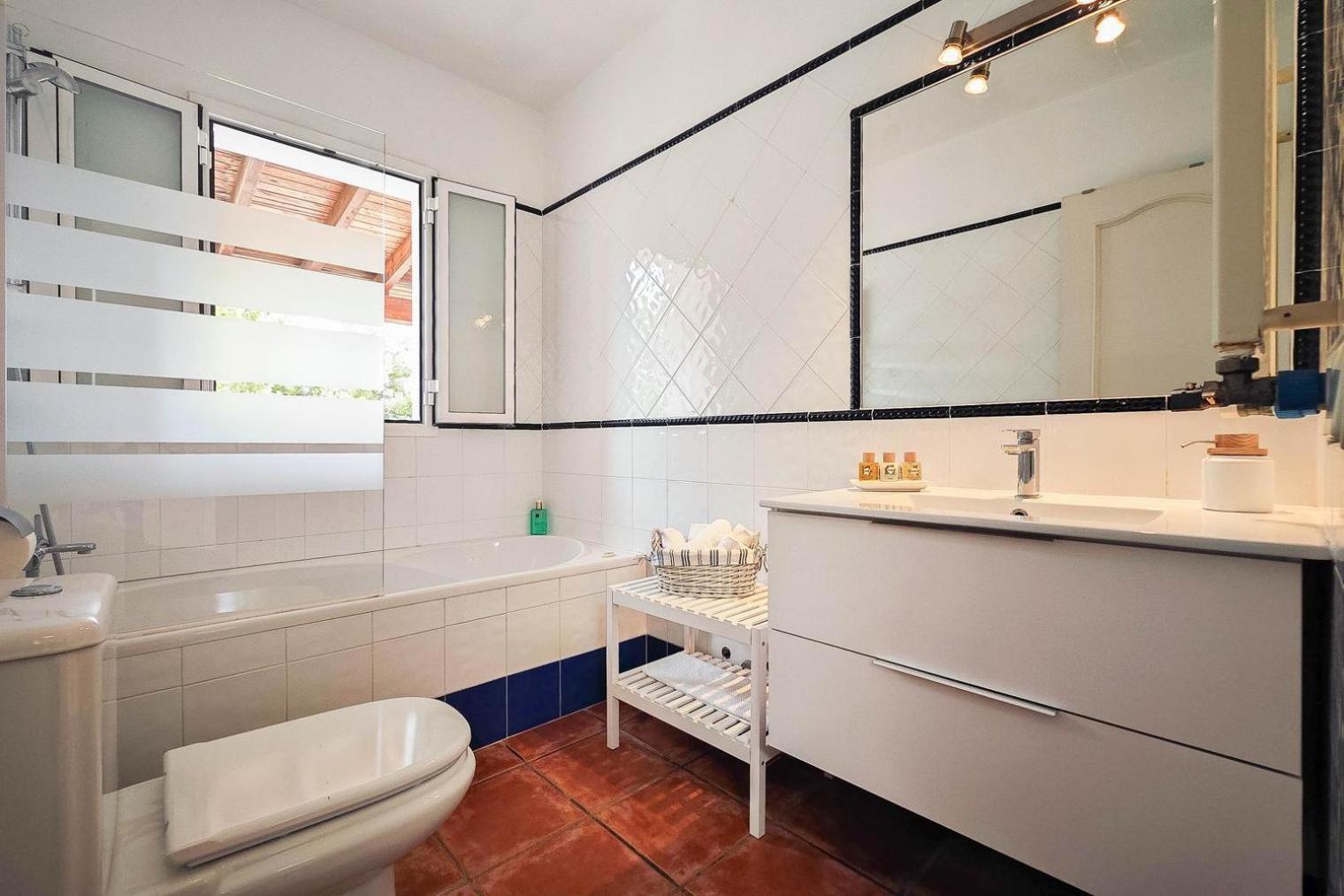 Mercedes Villa Cala Llonga (Ibiza)