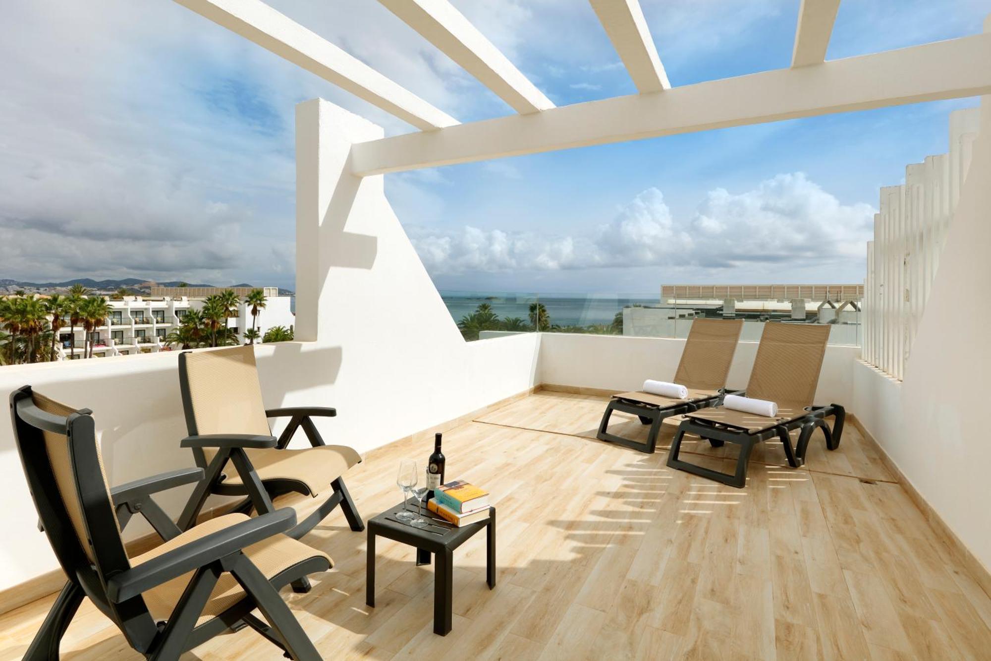 Grand Palladium White Island & Hotel