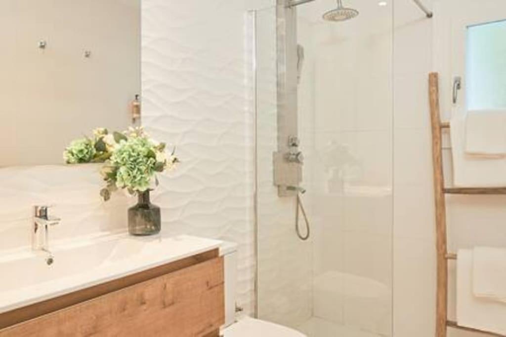 Charming Patio & Private Pool - 6br - Short Walk From Ushuaia, Hi & The Beach!