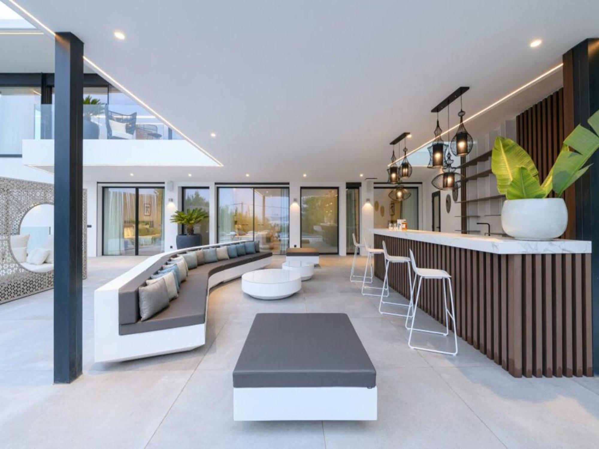 Opulent Retreat Manor *