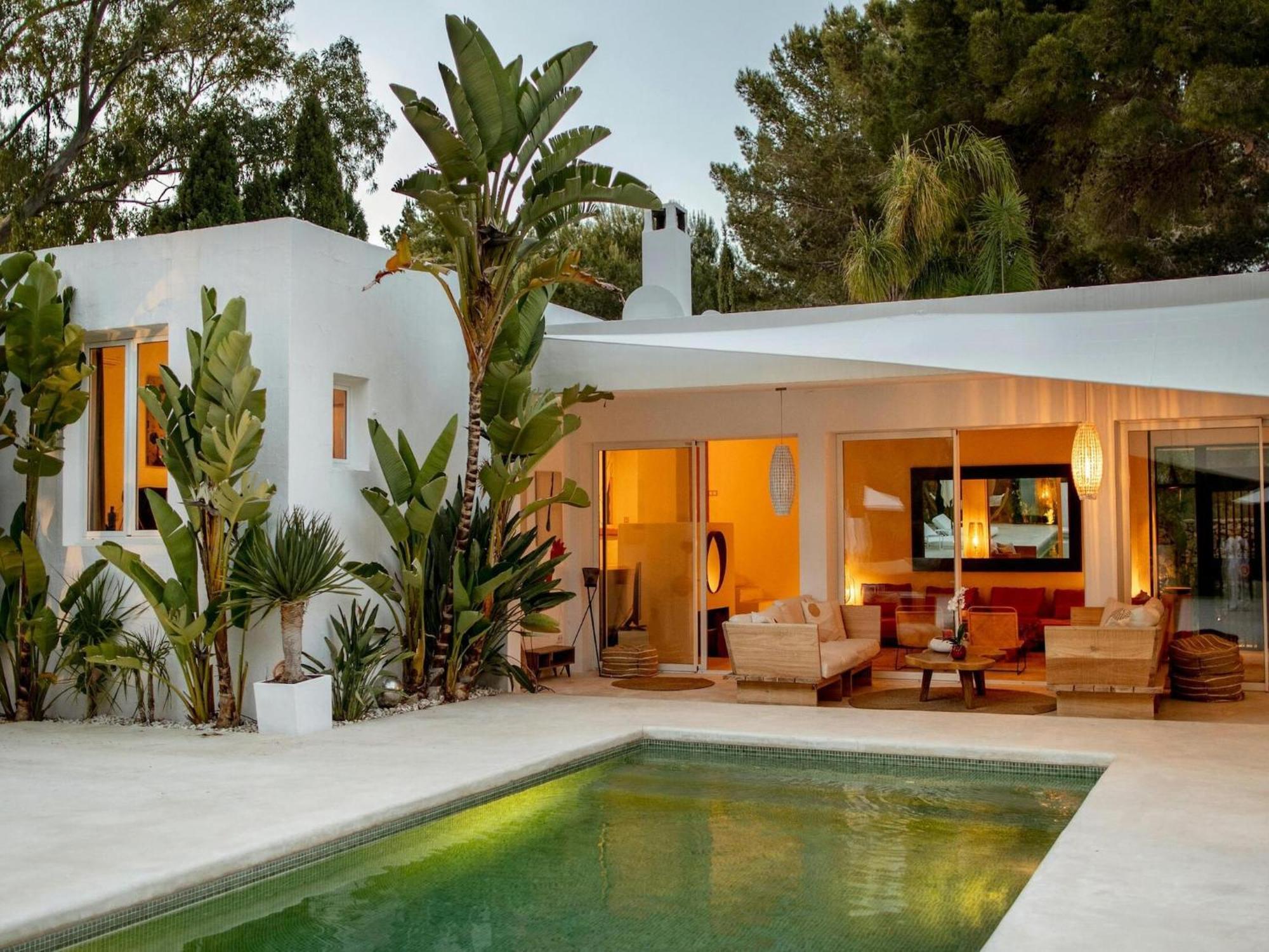 Lavish Near *