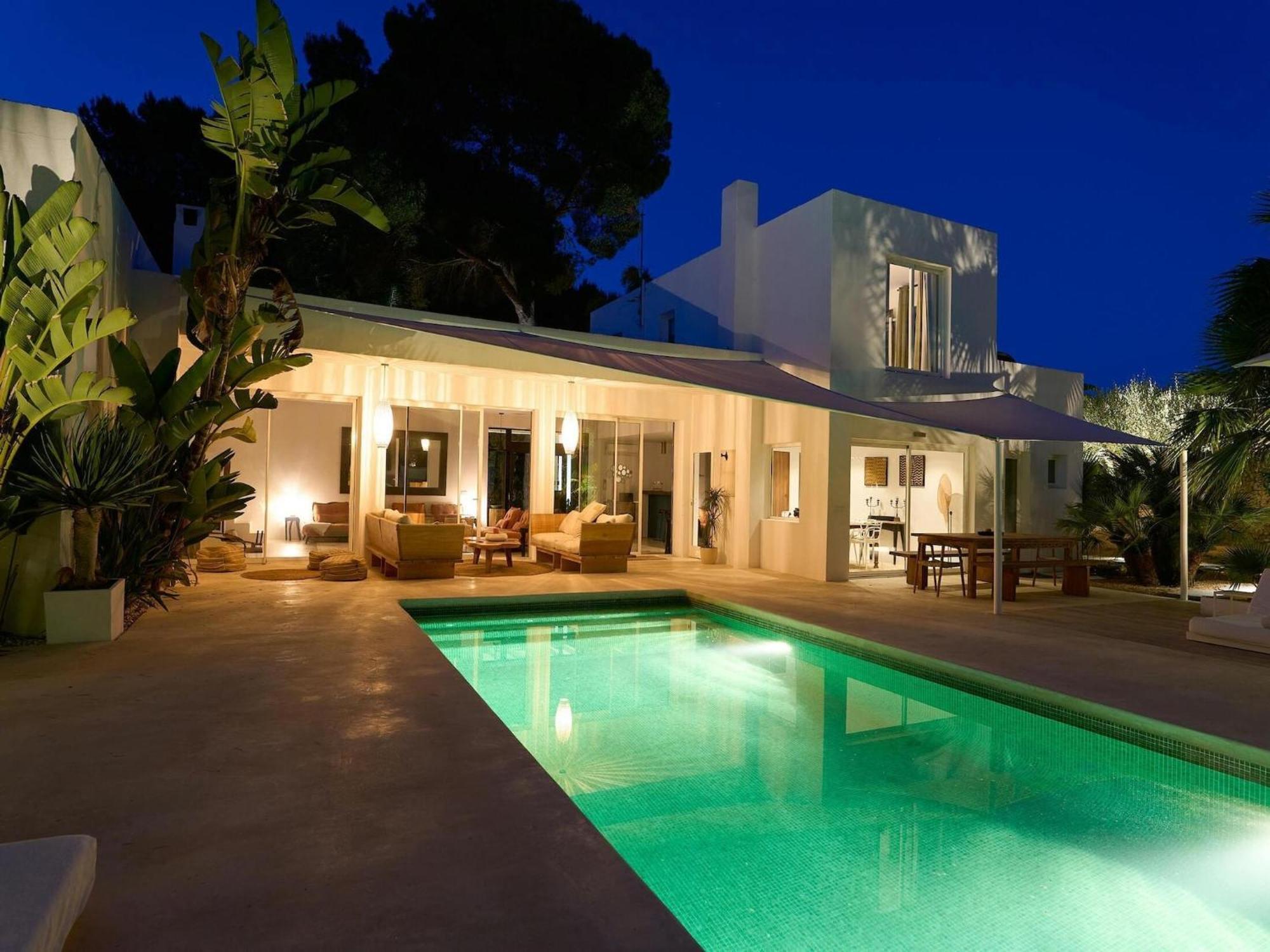 Villa Lavish Near *