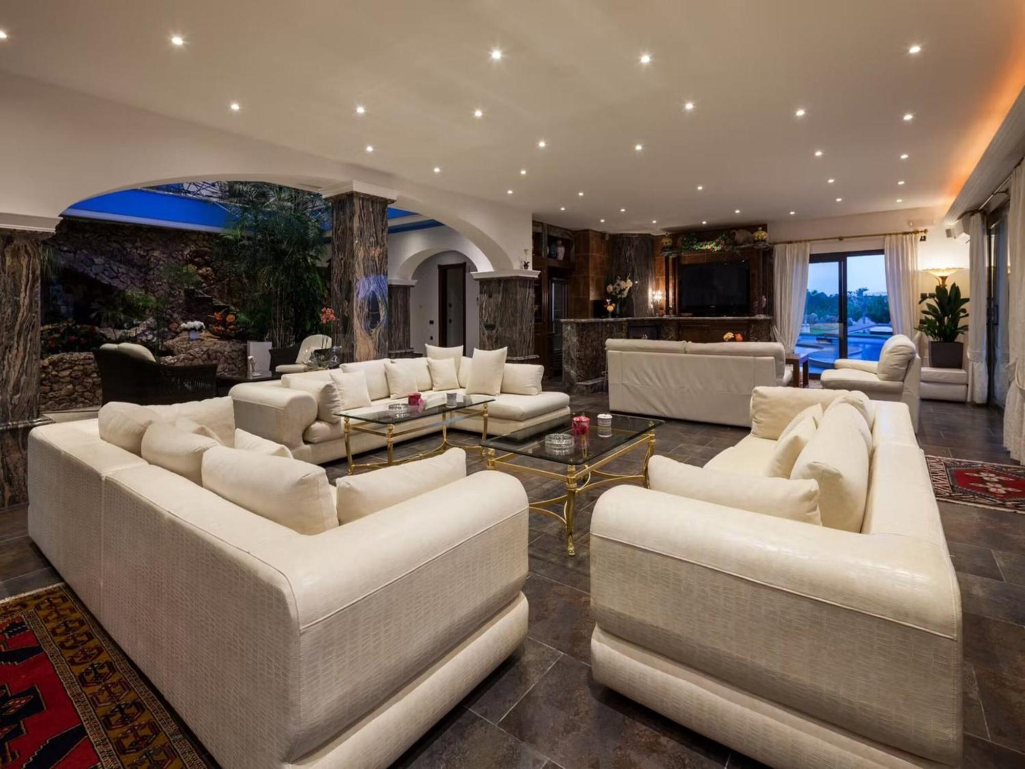 Unique With Outdoor Hot Tub Villa *