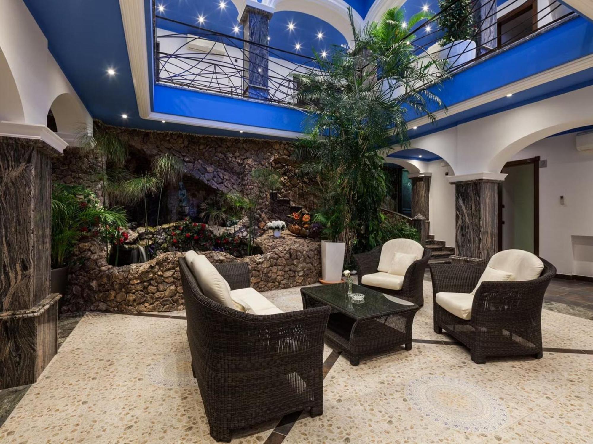 Unique With Outdoor Hot Tub Villa *
