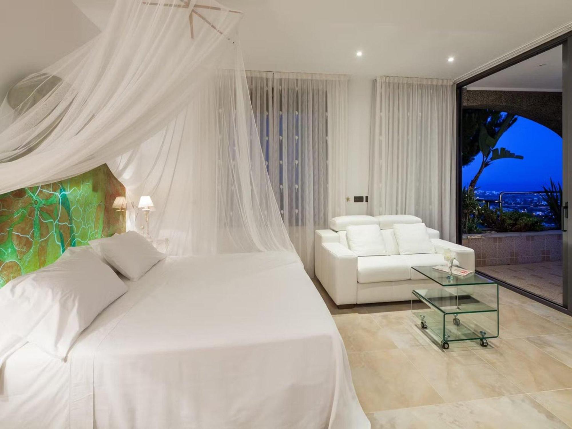Villa Unique With Outdoor Hot Tub *