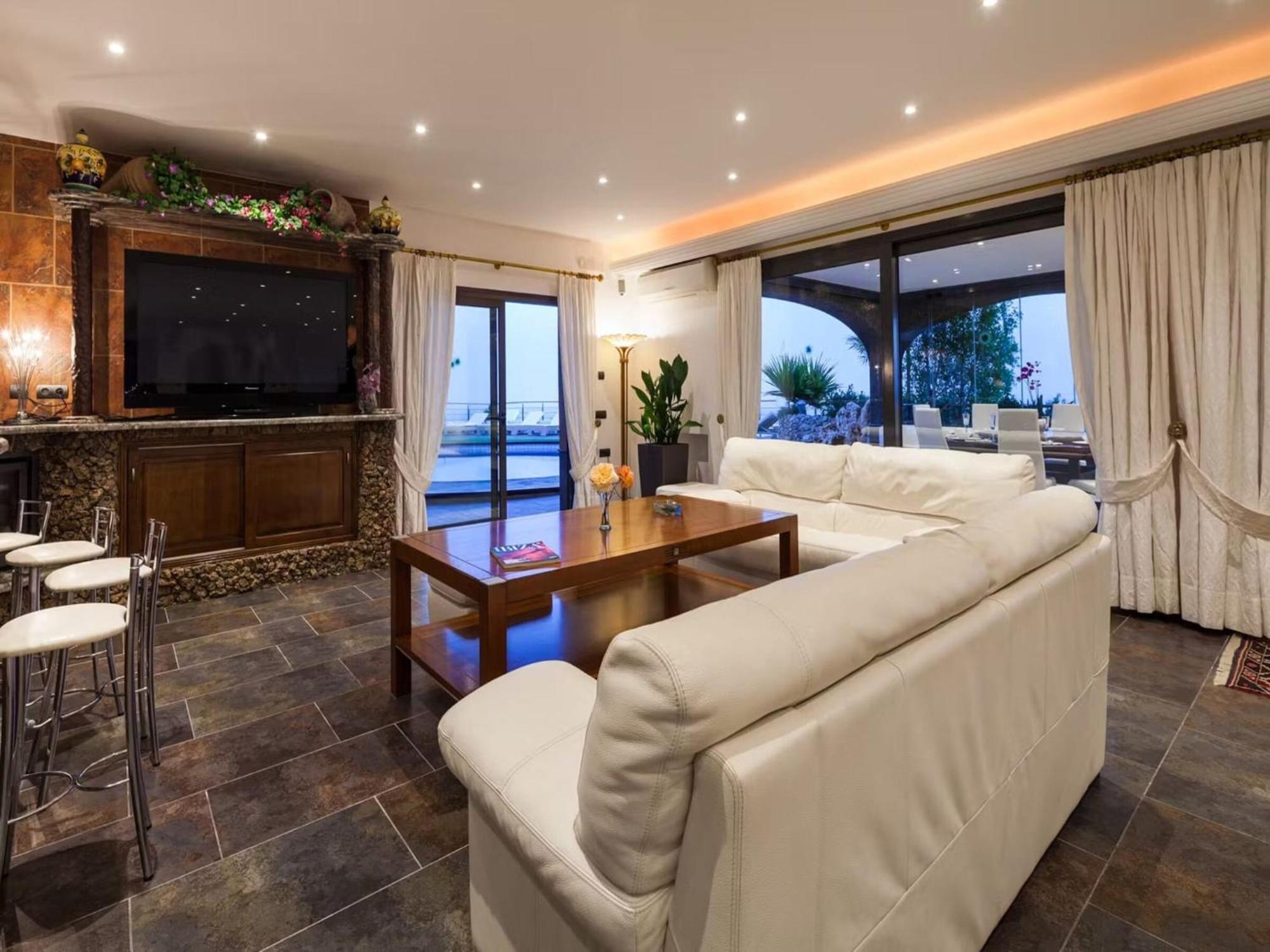 Unique With Outdoor Hot Tub